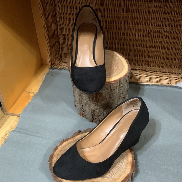 Attention Black Suede Platform Shoes Size 6” - Picture 4 of 8